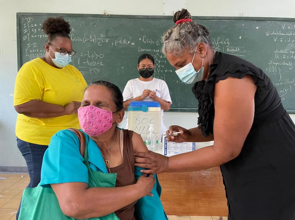 US$ 20.000 van Staatsolie-conferentie naar Fonds voor Covid-19-vaccin